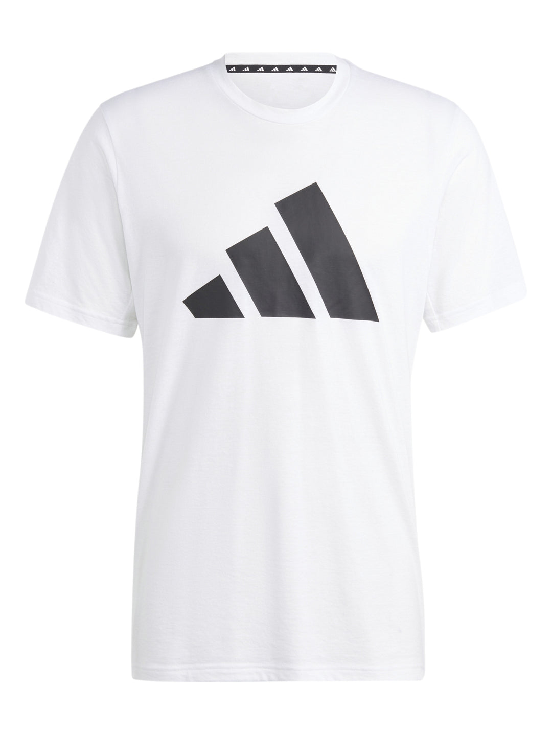Hombre vistiendo una camiseta deportiva blanca de manga corta con logo negro de Adidas en el pecho.