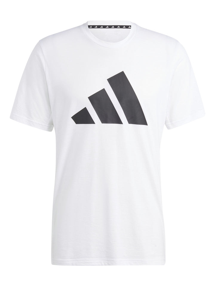 Hombre vistiendo una camiseta deportiva blanca de manga corta con logo negro de Adidas en el pecho.