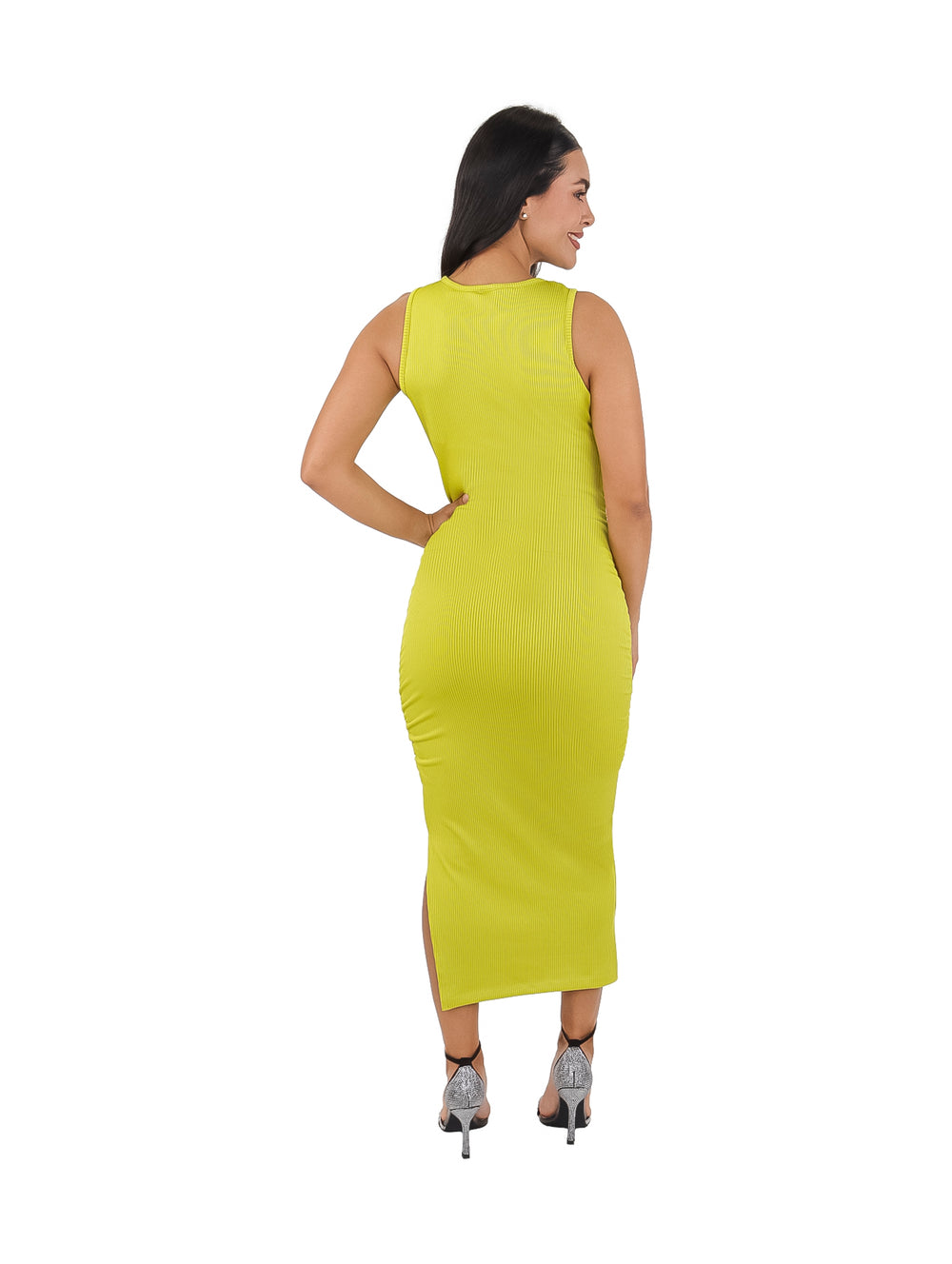 Mujer vistiendo un vestido acanalado ajustado de color lima, largo midi y sin mangas.