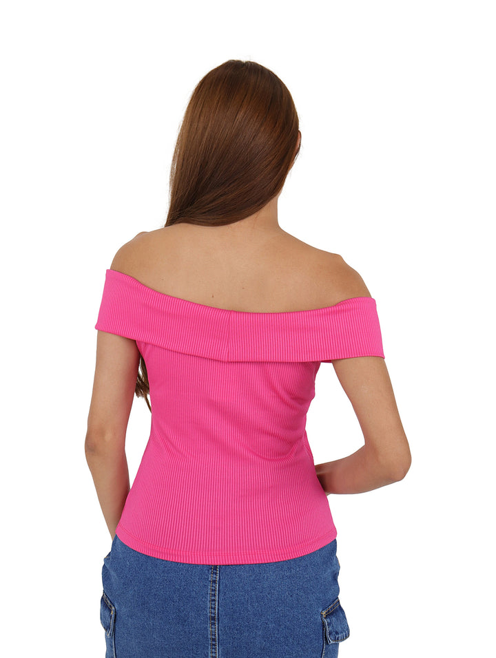 Mujer vistiendo blusa color rosa intenso con diseño de hombros descubiertos y cruce frontal.