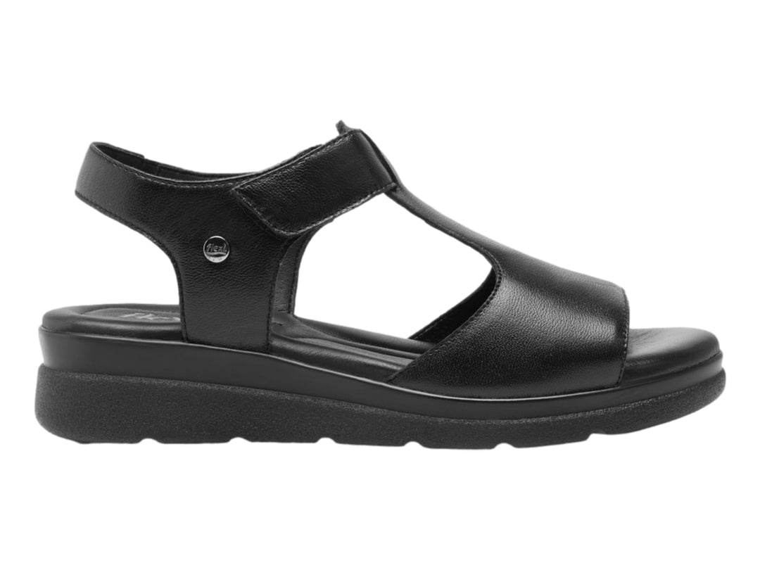 Sandalia Flexi para mujer en color negro, fabricada en cuero vacuno con plataforma y correa ajustable.