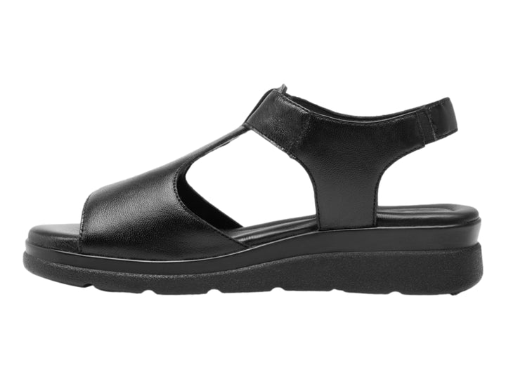 Sandalia Flexi para mujer en color negro, fabricada en cuero vacuno con plataforma y correa ajustable.