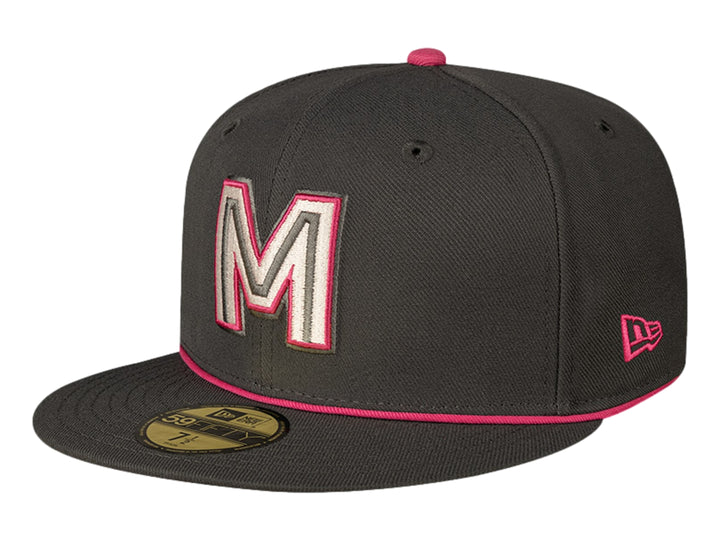 Gorra de béisbol New Era color gris oscuro con detalles en rosa y letra M bordada al frente.