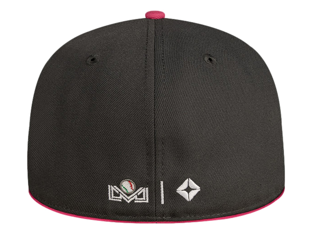 Gorra de béisbol New Era color gris oscuro con detalles en rosa y letra M bordada al frente.