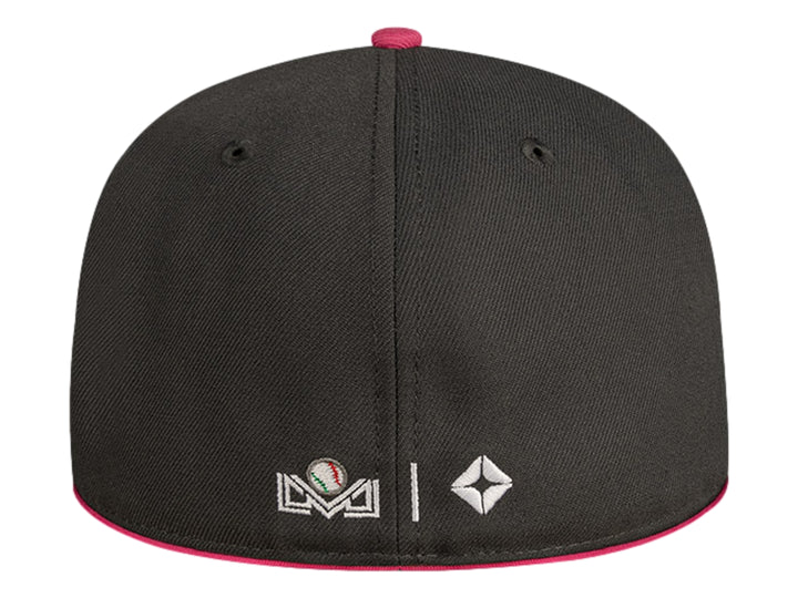 Gorra de béisbol New Era color gris oscuro con detalles en rosa y letra M bordada al frente.