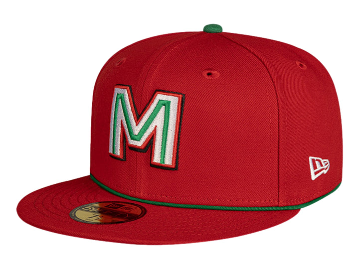 Gorra New Era color rojo con visera plana y letra M bordada en verde y blanco al frente.