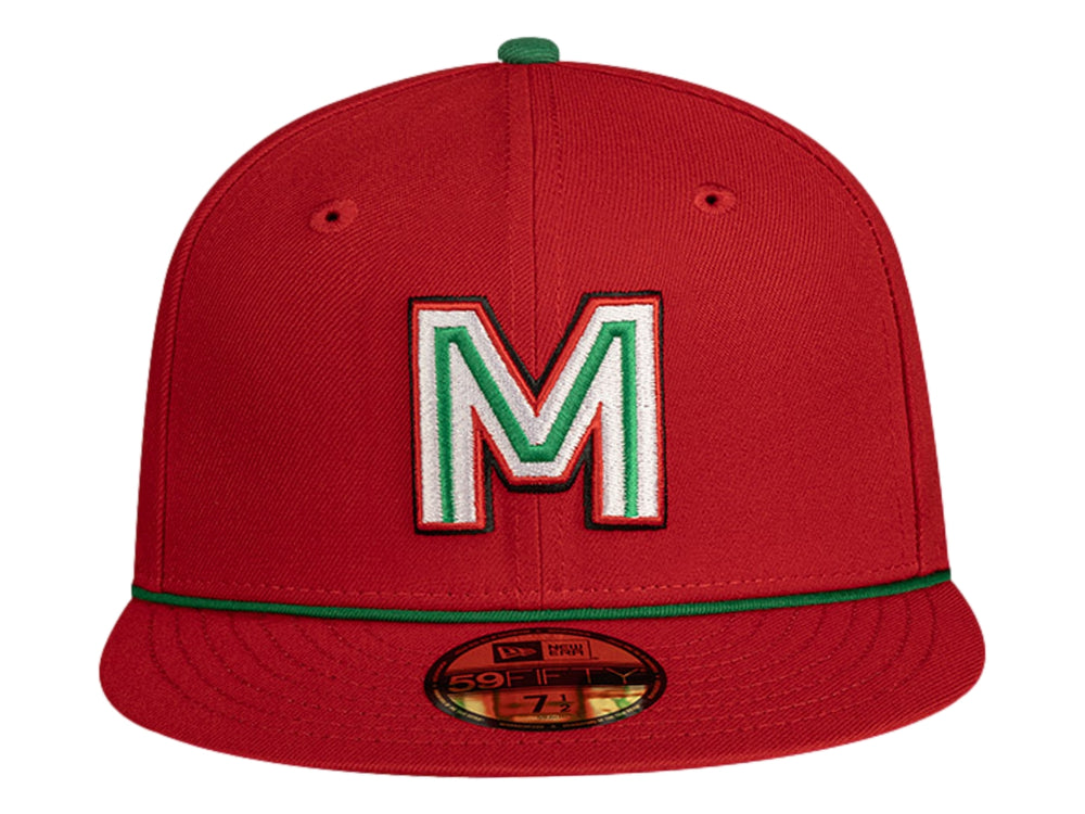 Gorra New Era color rojo con visera plana y letra M bordada en verde y blanco al frente.