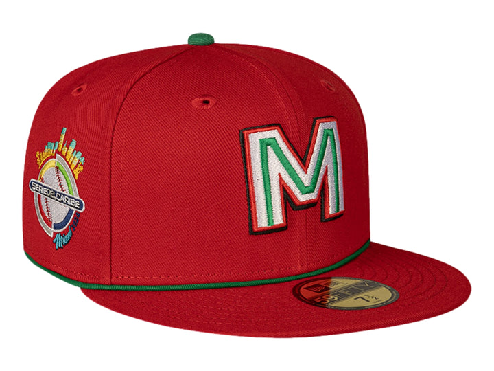 Gorra New Era color rojo con visera plana y letra M bordada en verde y blanco al frente.