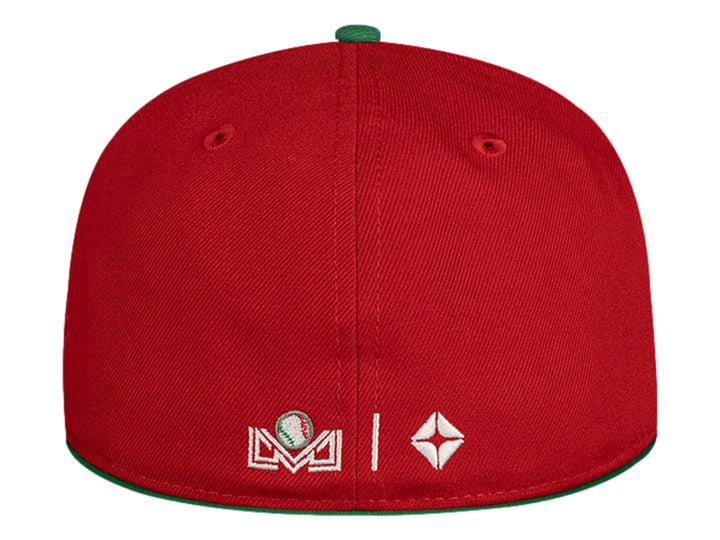 Gorra New Era color rojo con visera plana y letra M bordada en verde y blanco al frente.