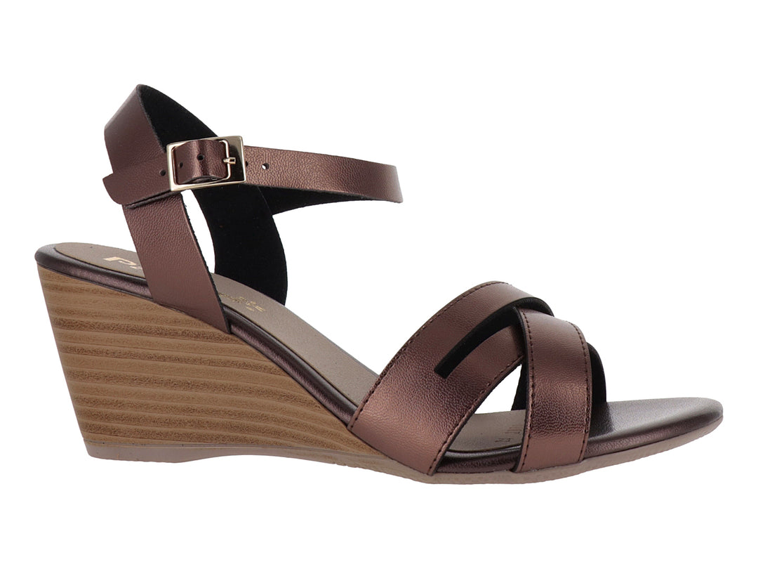 Sandalia de cuña color cobre con tiras cruzadas y correa ajustable al tobillo.