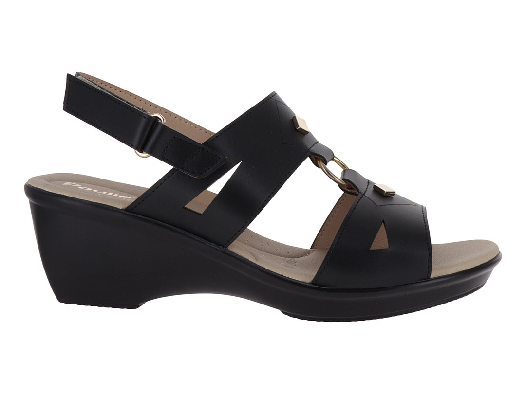 Sandalia de cuña color negro con detalles metálicos dorados y correa ajustable.