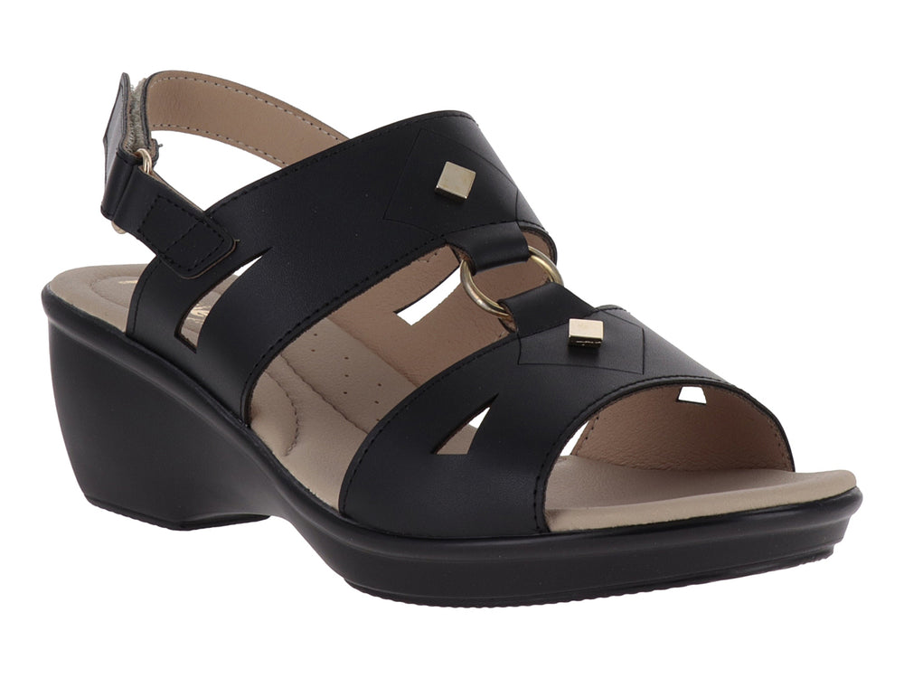 Sandalia de cuña color negro con detalles metálicos dorados y correa ajustable.