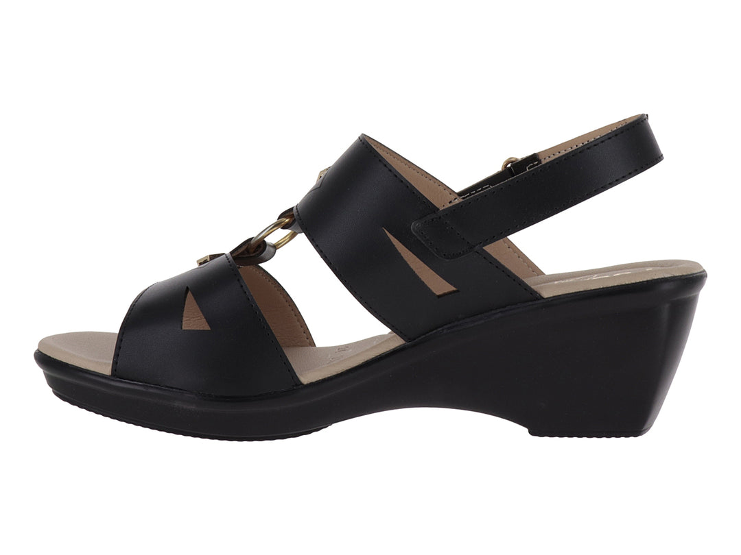 Sandalia de cuña color negro con detalles metálicos dorados y correa ajustable.