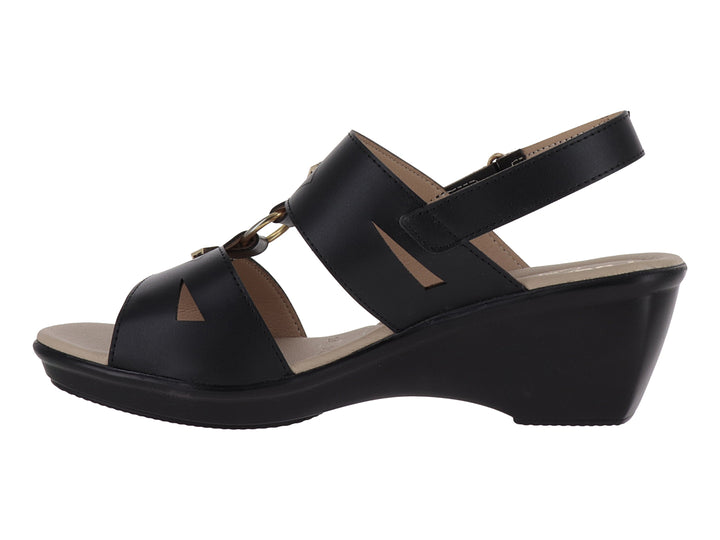 Sandalia de cuña color negro con detalles metálicos dorados y correa ajustable.
