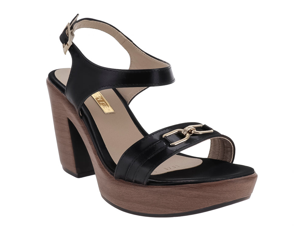 Sandalia negra de plataforma con tacón grueso color madera y detalle de hebilla dorada.