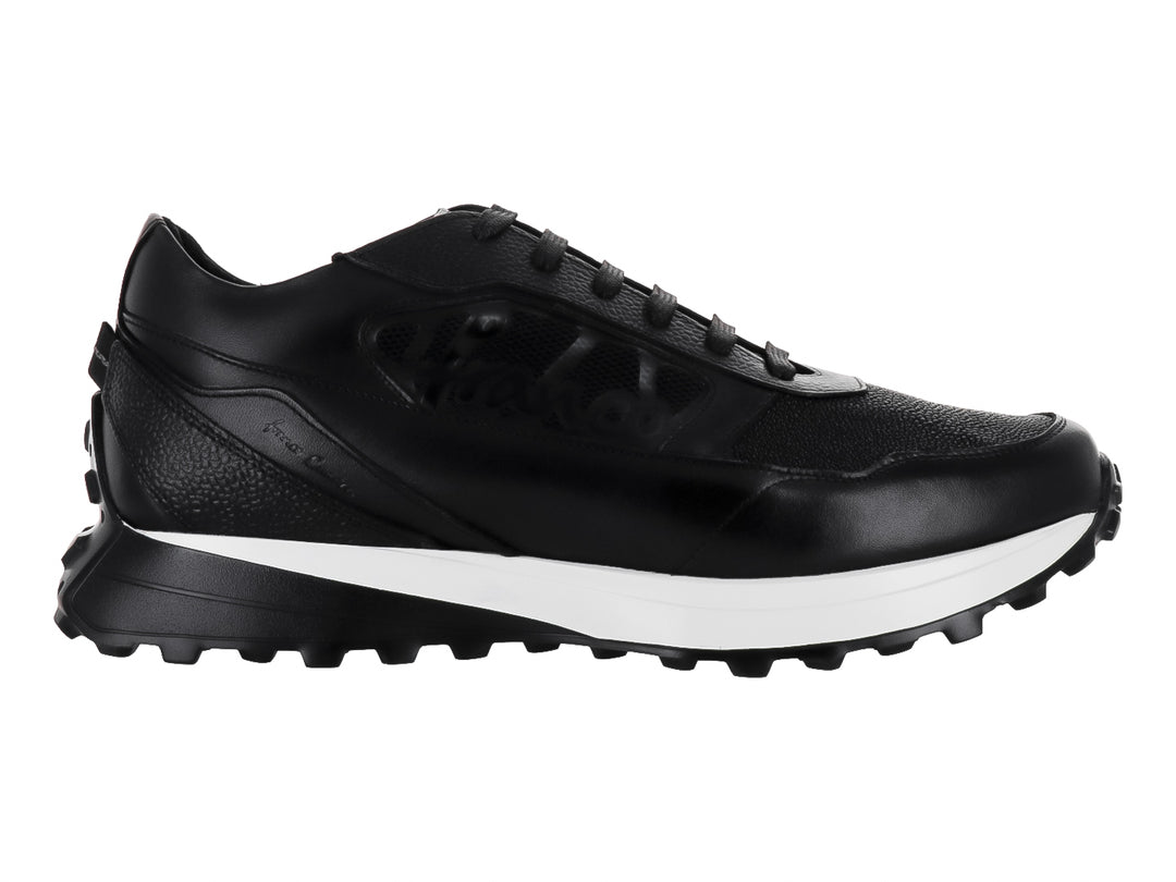 Zapato casual Cuadra color negro con suela blanca y detalles en cuero.