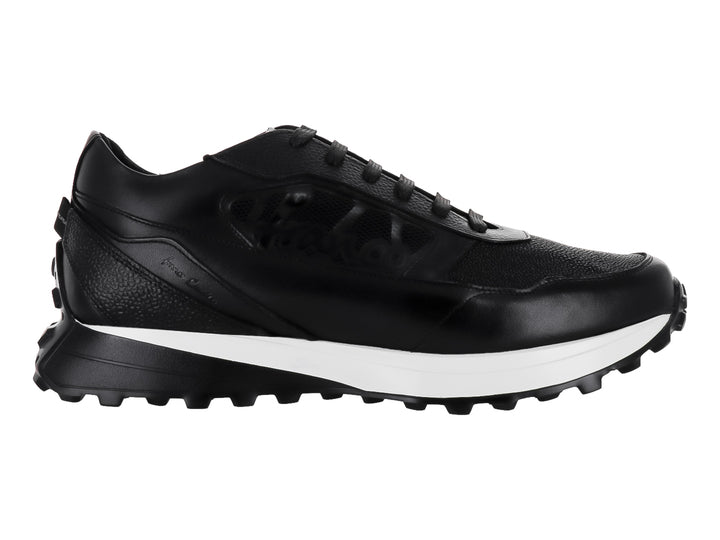 Zapato casual Cuadra color negro con suela blanca y detalles en cuero.
