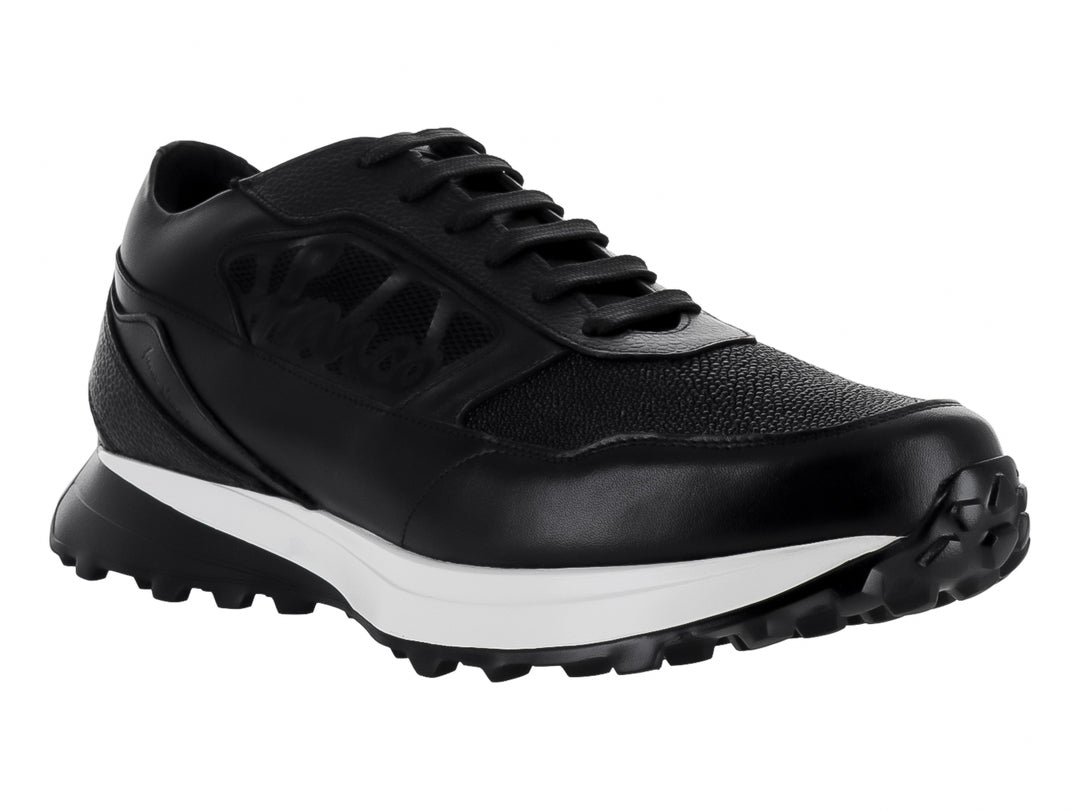 Zapato casual Cuadra color negro con suela blanca y detalles en cuero.