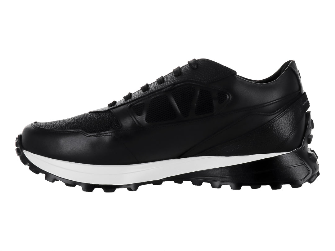 Zapato casual Cuadra color negro con suela blanca y detalles en cuero.