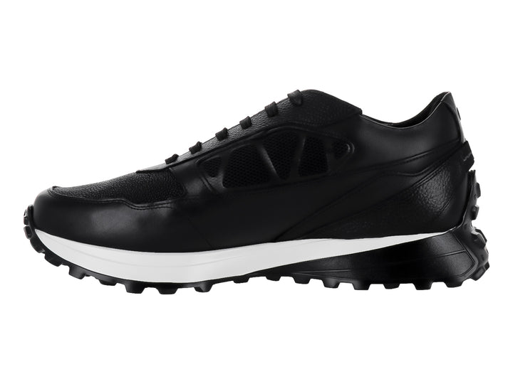 Zapato casual Cuadra color negro con suela blanca y detalles en cuero.