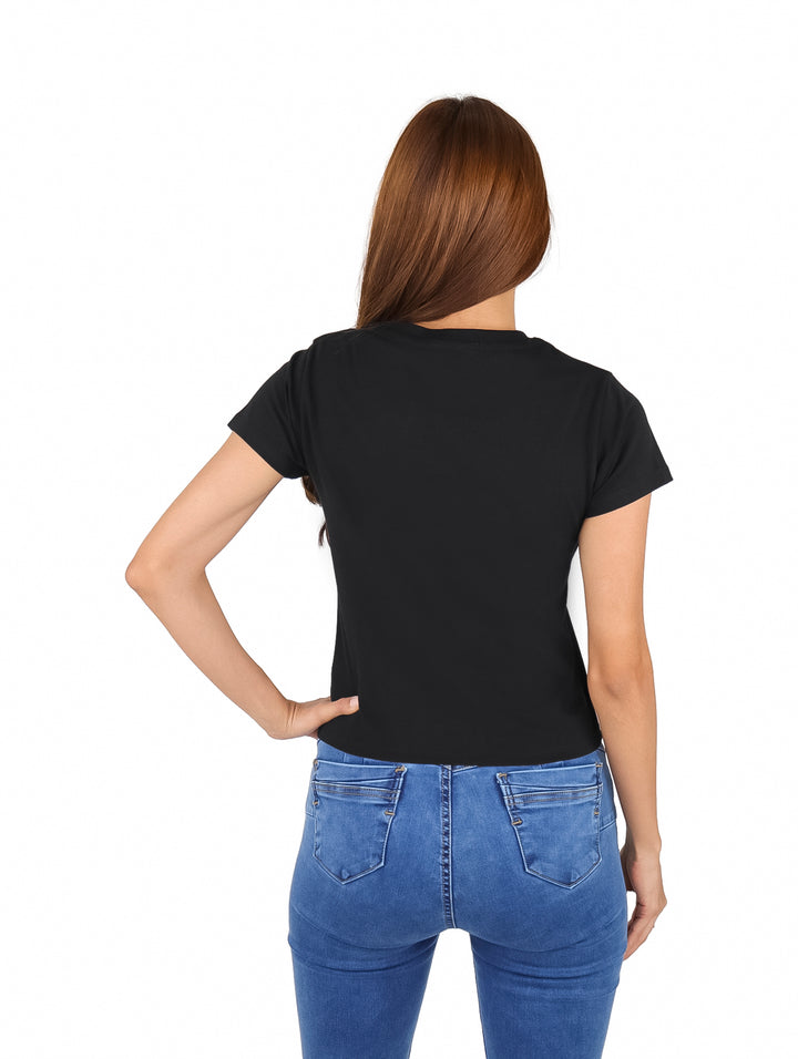 Mujer vistiendo una camiseta negra ajustada de Calvin Klein con un gráfico rectangular en el pecho.