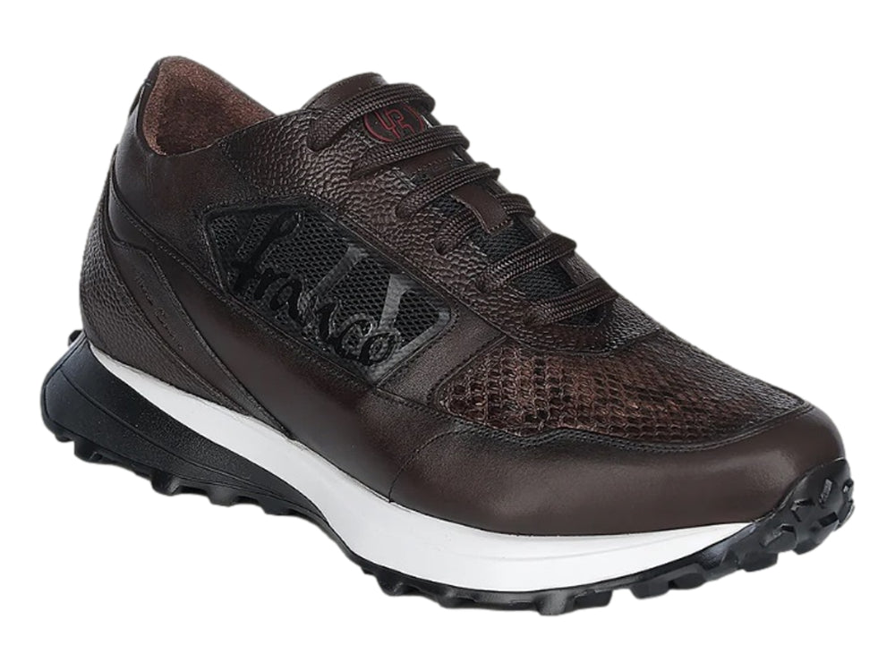Tenis de cuero color café trufa con suela blanca y negra.