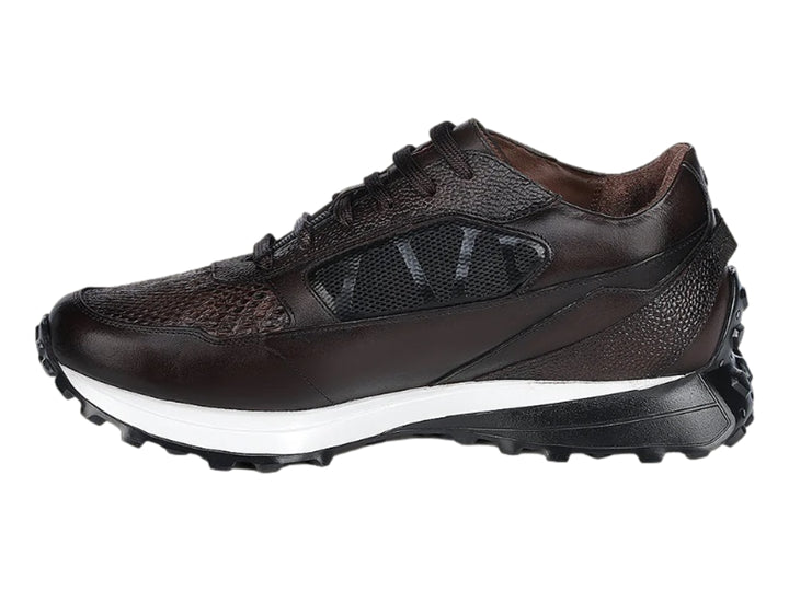 Tenis de cuero color café trufa con suela blanca y negra.