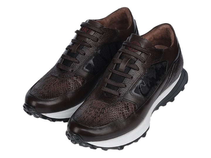 Tenis de cuero color café trufa con suela blanca y negra.