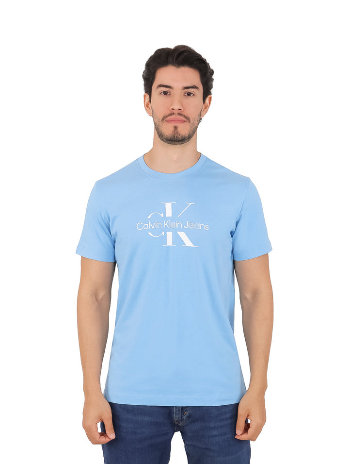 Hombre vistiendo una camiseta de manga corta color azul claro con logotipo de Calvin Klein Jeans en el pecho.