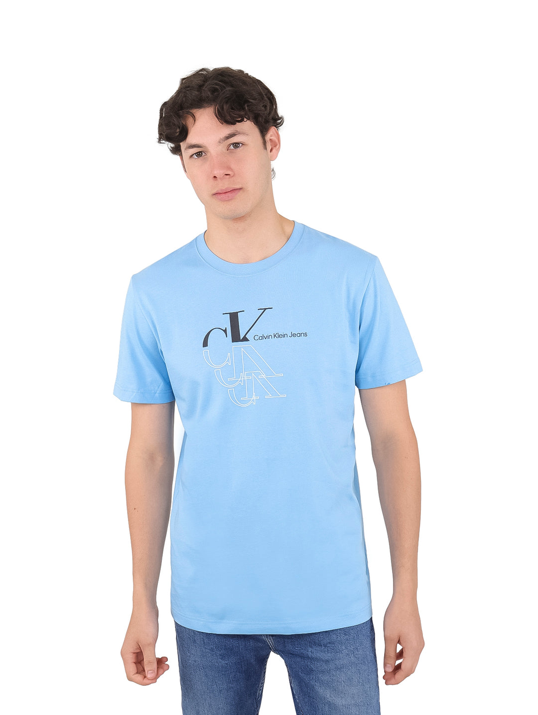Hombre vistiendo una camiseta de manga corta color azul claro con logotipo de Calvin Klein en el pecho.