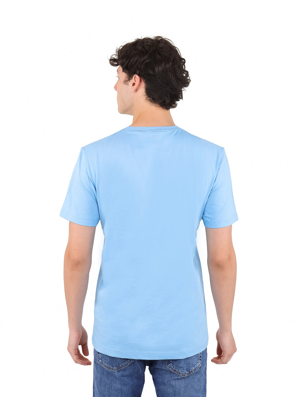 Hombre vistiendo una camiseta de manga corta color azul claro con logotipo de Calvin Klein en el pecho.