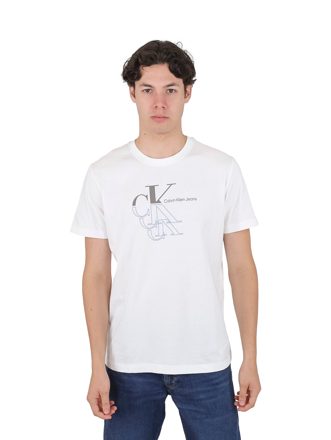 Hombre vistiendo camiseta blanca de manga corta con gráfico monograma de Calvin Klein Jeans.