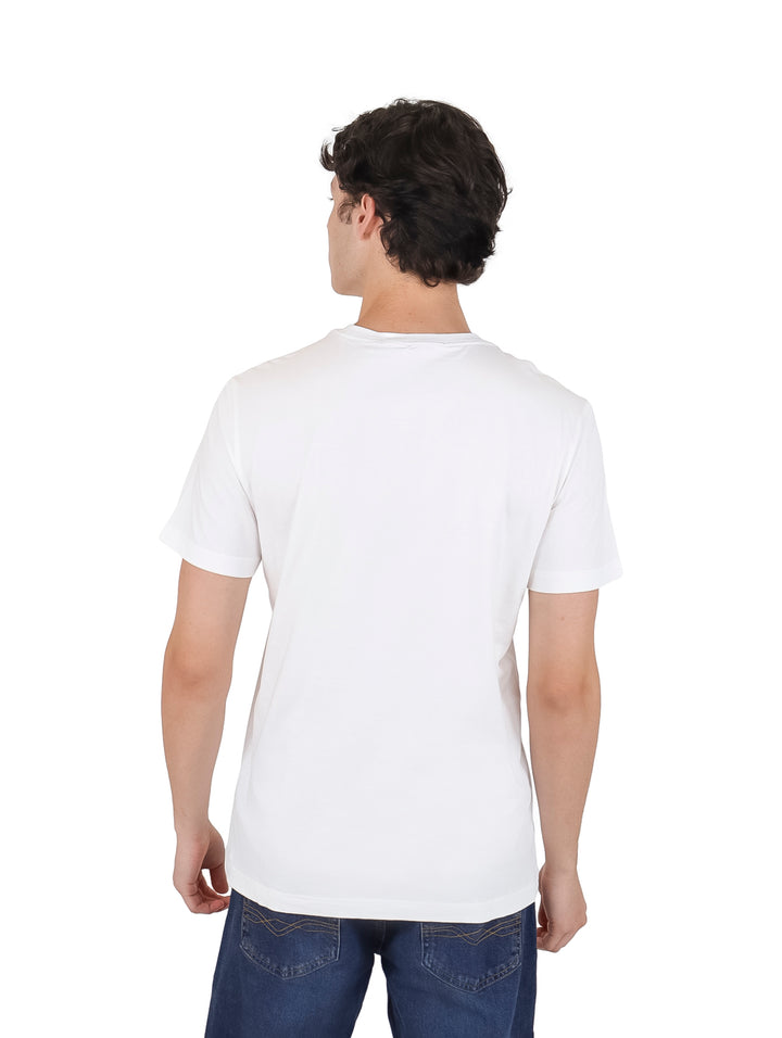 Hombre vistiendo camiseta blanca de manga corta con gráfico monograma de Calvin Klein Jeans.