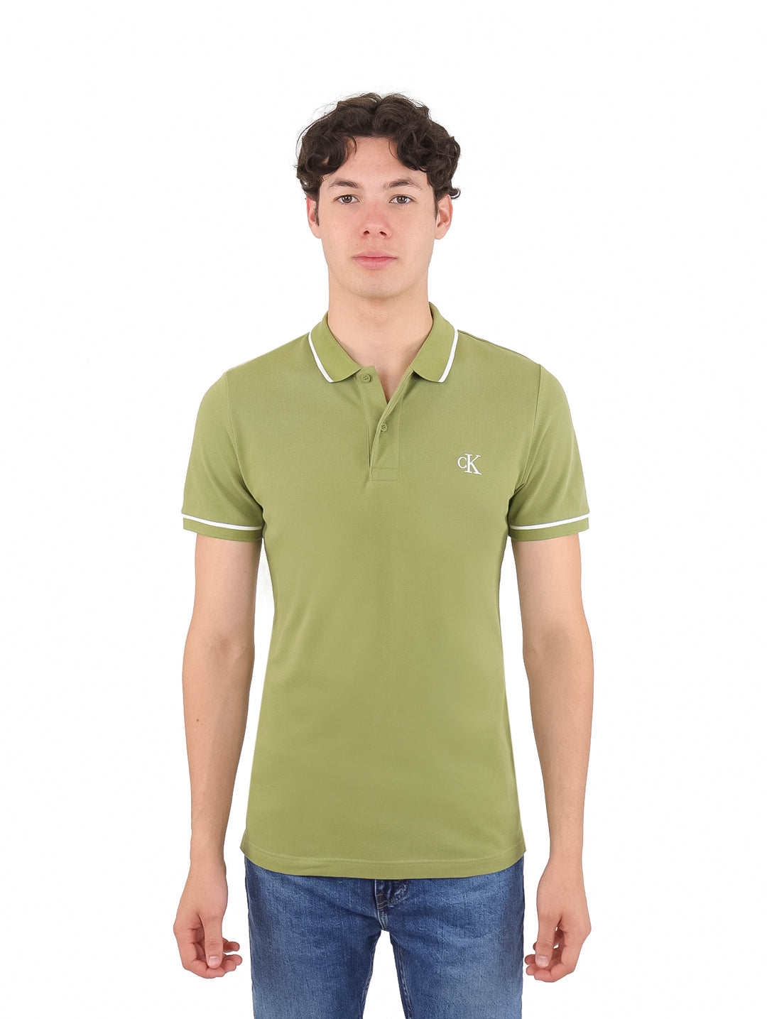 Hombre vistiendo polo slim fit de color verde oscuro con detalles blancos en cuello y mangas de Calvin Klein.
