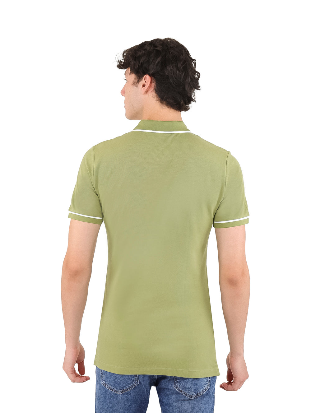 Hombre vistiendo polo slim fit de color verde oscuro con detalles blancos en cuello y mangas de Calvin Klein.