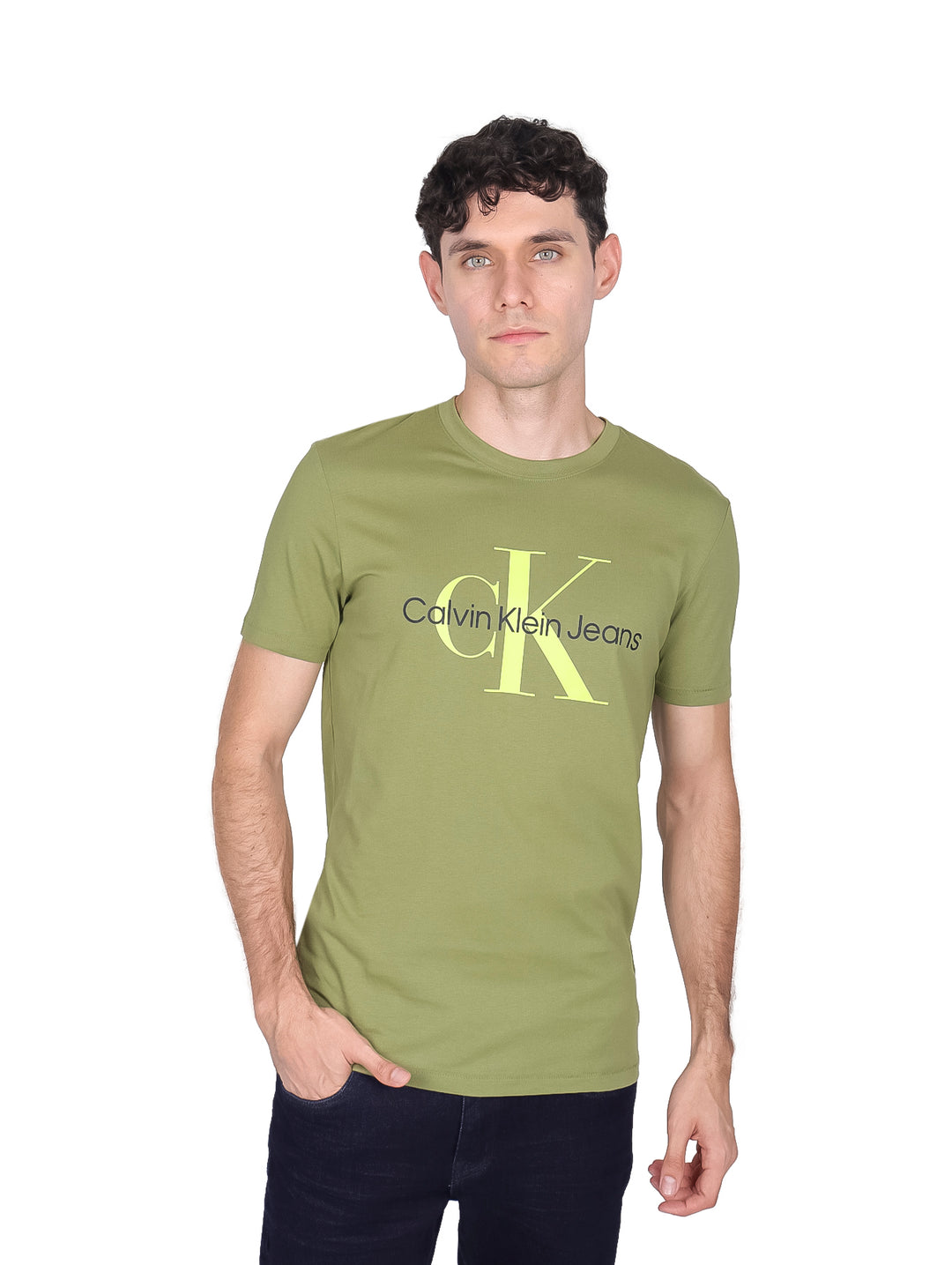 Hombre vistiendo camiseta de manga corta color verde oscuro con logotipo de Calvin Klein Jeans en el pecho.