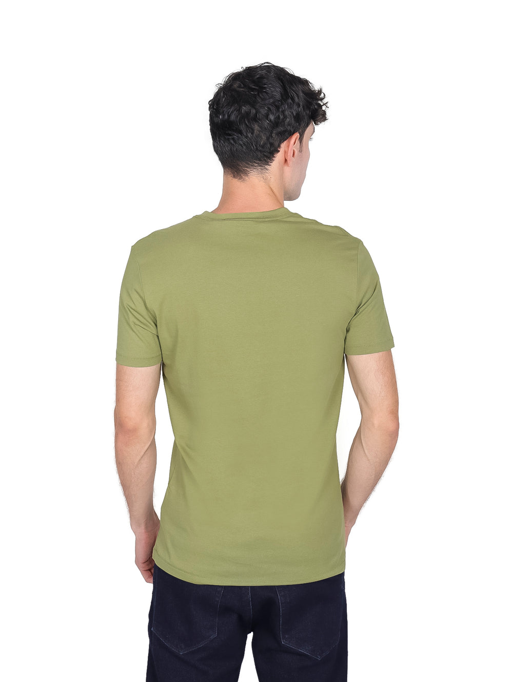 Hombre vistiendo camiseta de manga corta color verde oscuro con logotipo de Calvin Klein Jeans en el pecho.