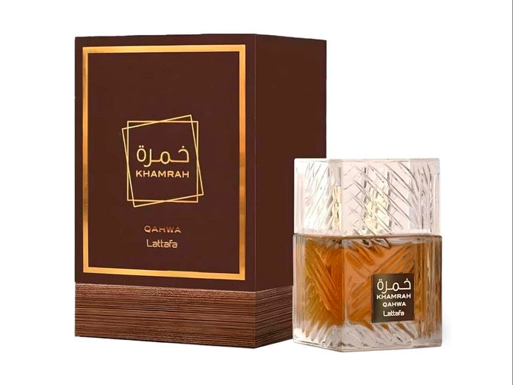 Perfume Lattafa Khamrah Qahwa en botella de vidrio transparente y caja color marrón con detalles dorados.