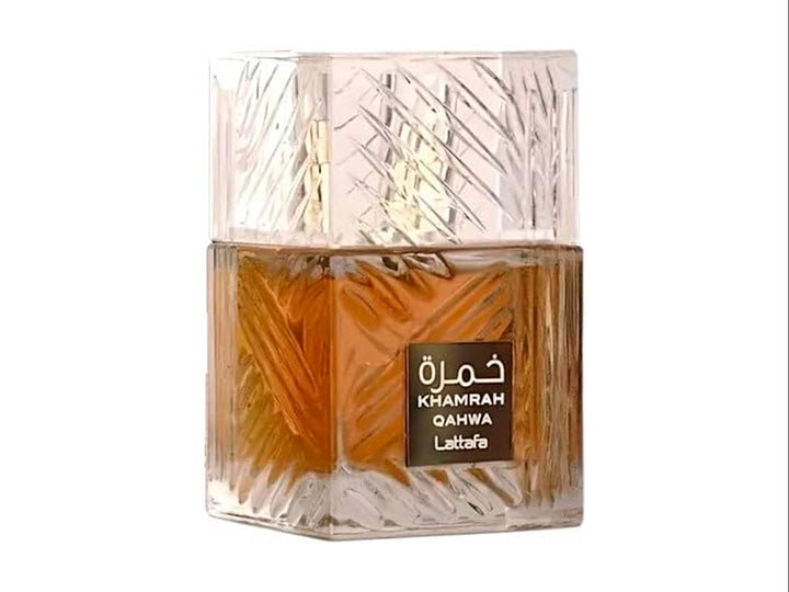 Perfume Lattafa Khamrah Qahwa en botella de vidrio transparente y caja color marrón con detalles dorados.