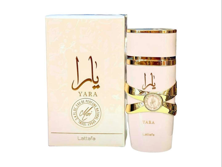 Perfume Lattafa Yara Moi en frasco blanco con detalles dorados y su caja blanca coordinada.