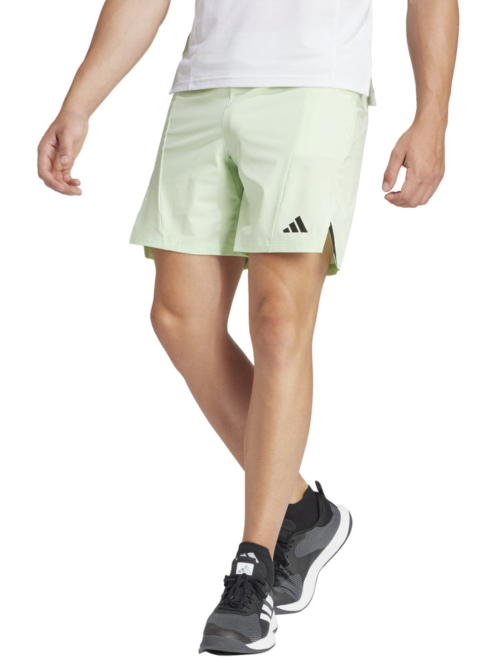 Shorts deportivos Adidas color verde claro Semi Green Spark para entrenamiento.