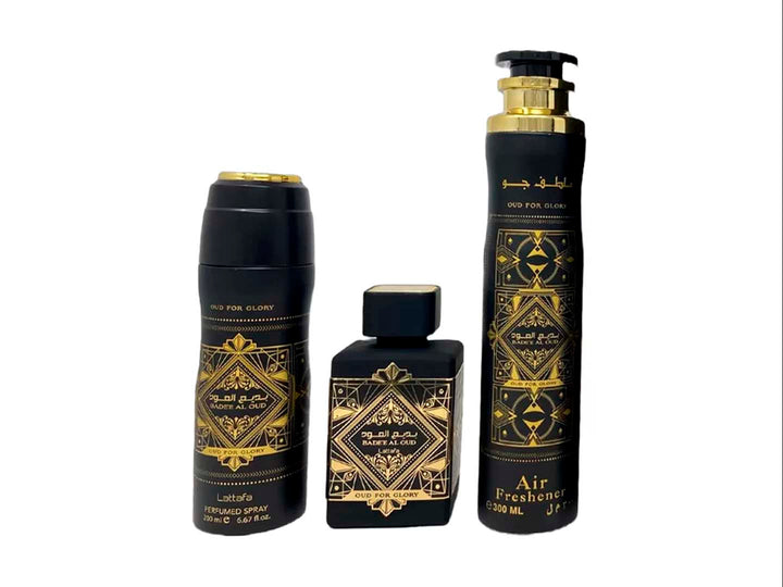 Set de fragancias Lattafa Badee Al Oud Glory en color negro y dorado, incluye tres productos y su caja.