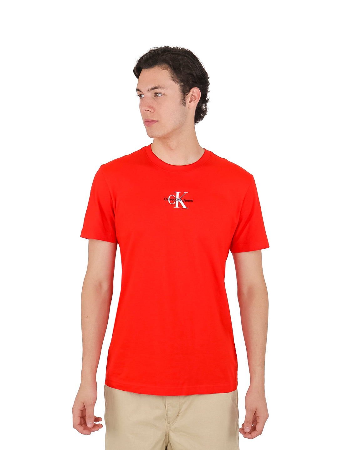 Hombre usando una camiseta de manga corta color rojo intenso con logotipo frontal de Calvin Klein.