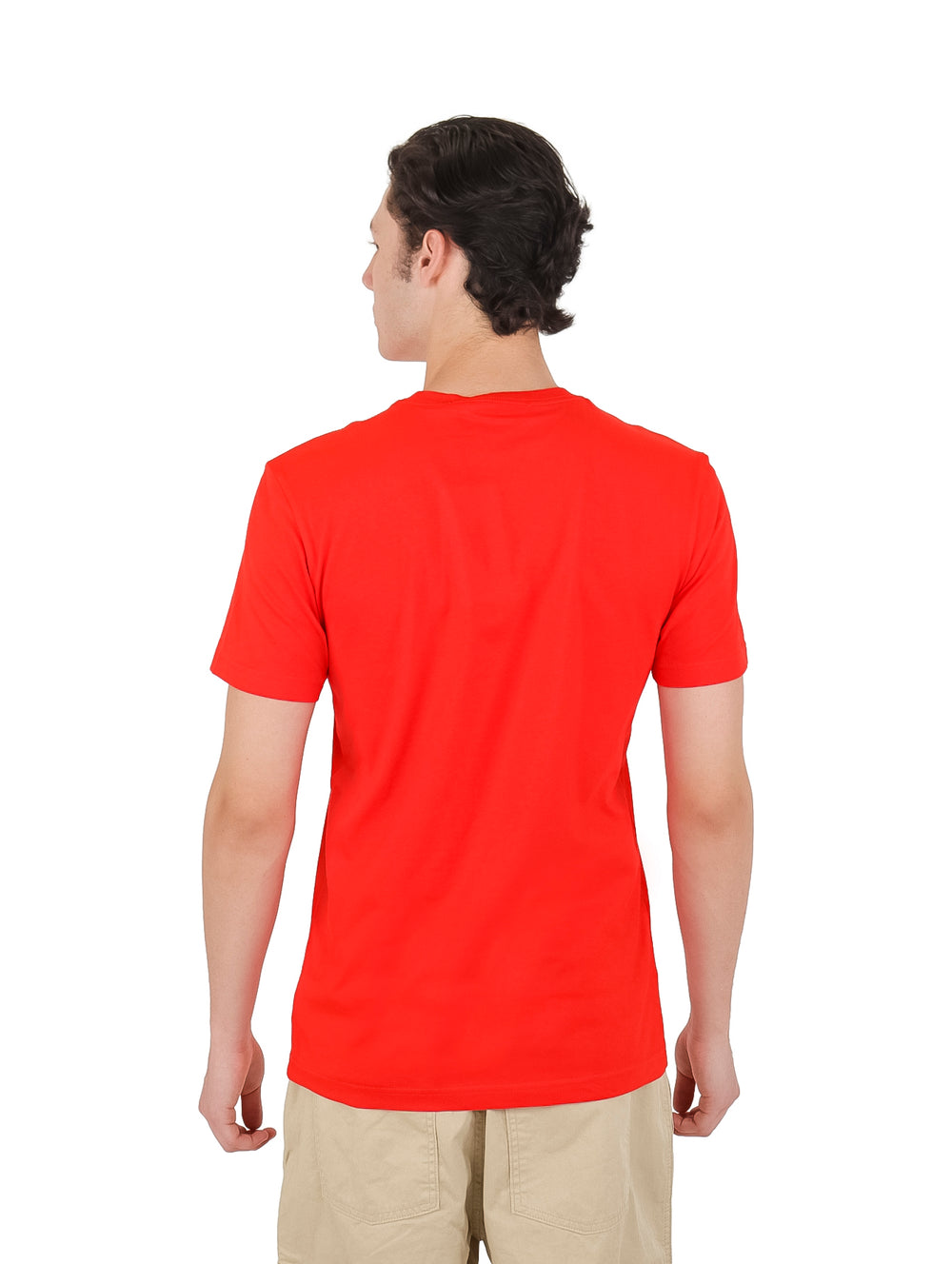 Hombre usando una camiseta de manga corta color rojo intenso con logotipo frontal de Calvin Klein.