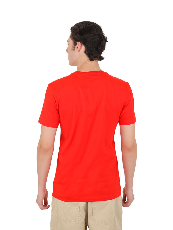 Hombre usando una camiseta de manga corta color rojo intenso con logotipo frontal de Calvin Klein.