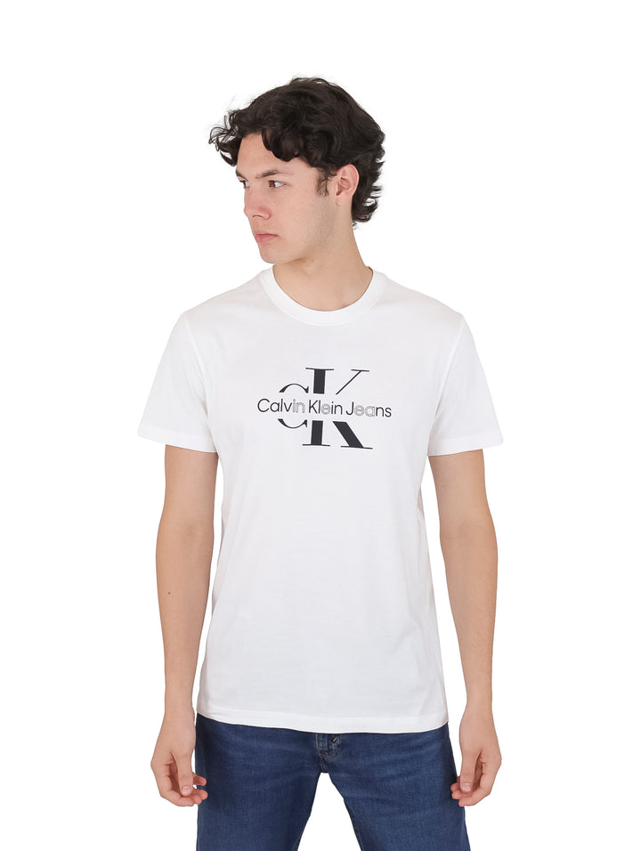Hombre con camiseta blanca de manga corta y logotipo de Calvin Klein Jeans en el pecho.