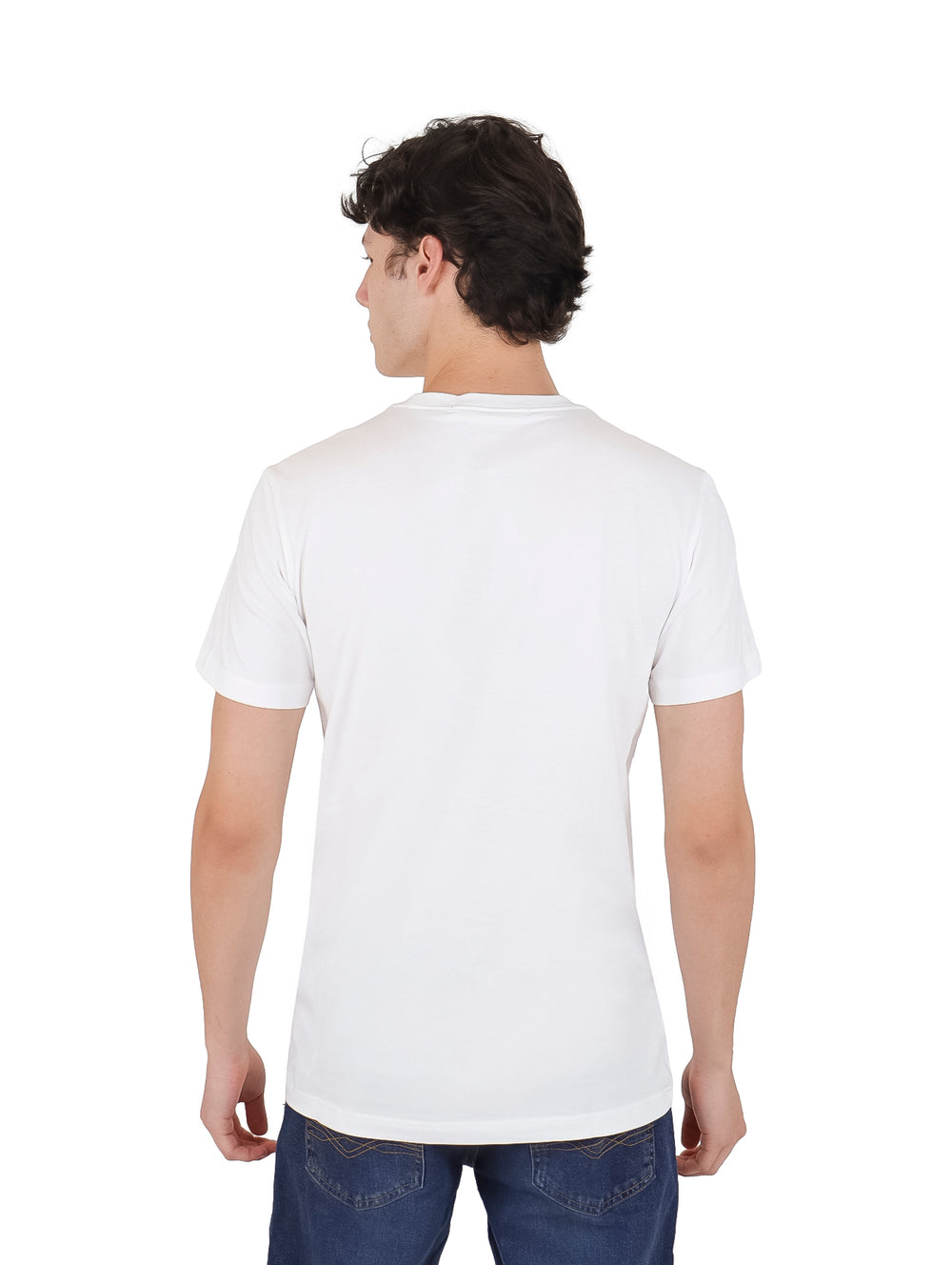 Hombre con camiseta blanca de manga corta y logotipo de Calvin Klein Jeans en el pecho.