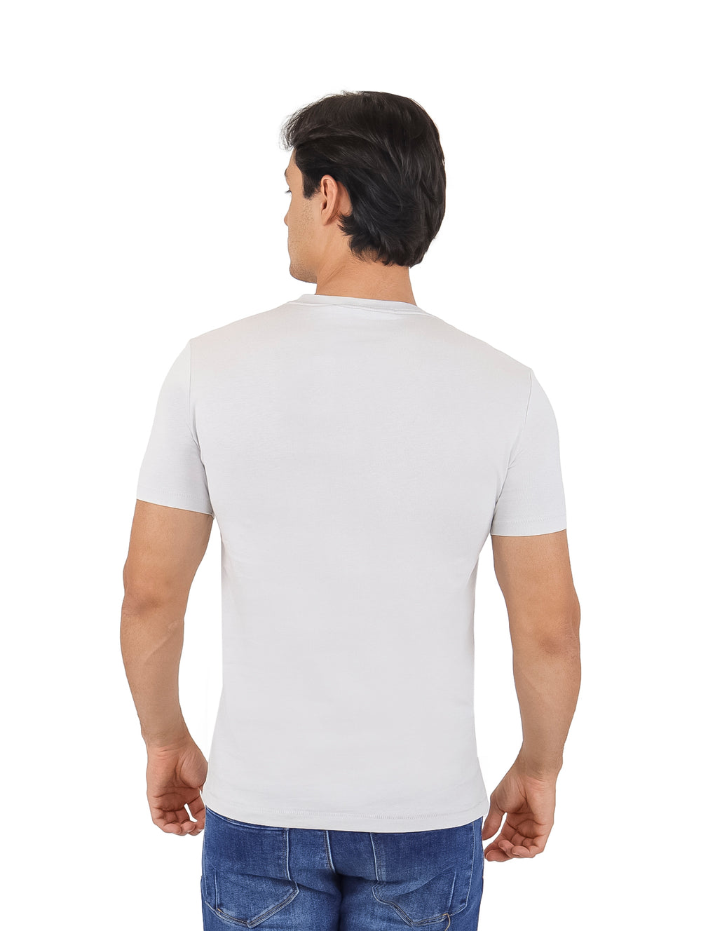 Hombre vistiendo una camiseta de manga corta color gris claro con logotipo de Calvin Klein Jeans en el pecho.
