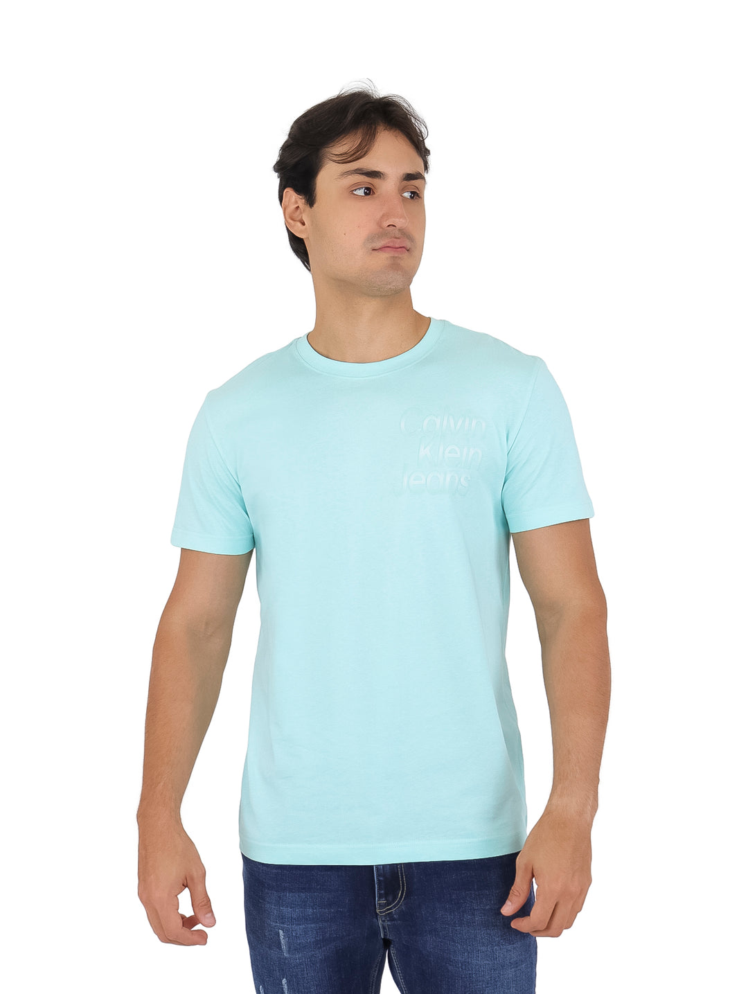 Hombre vistiendo una camiseta de manga corta color azul claro con logo difuminado en el pecho.
