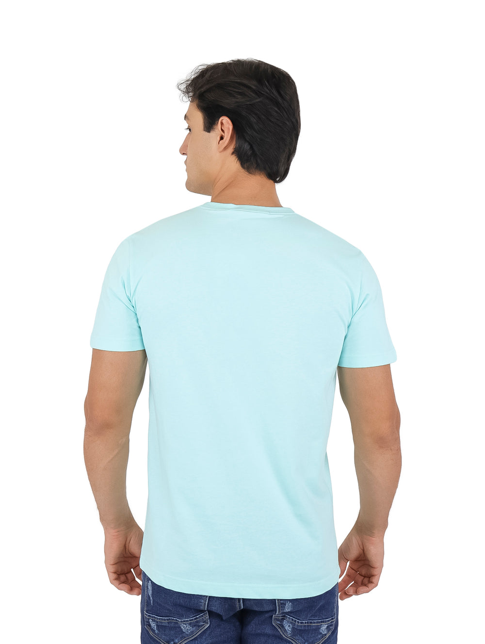 Hombre vistiendo una camiseta de manga corta color azul claro con logo difuminado en el pecho.